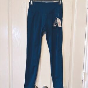 Baleaf Woman’s Leggings Size XS in Navy Side  and key pockets